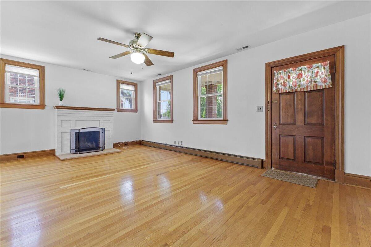 2514 Weaver Road Southwest Roanoke, VA 24015 - Photo 6 of 33 Living Room