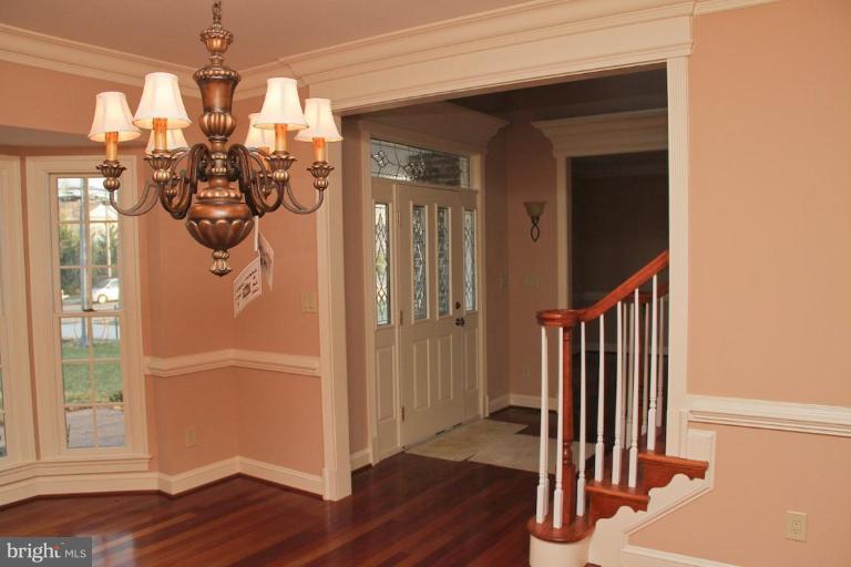 8024 Holland Road Alexandria, VA 22306 - Photo 4 of 17 Entrance / Foyer