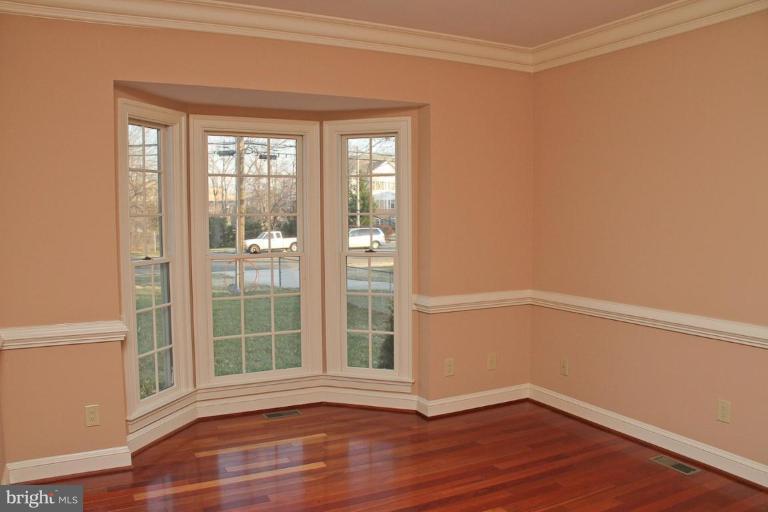 8024 Holland Road Alexandria, VA 22306 - Photo 5 of 17 Living Room