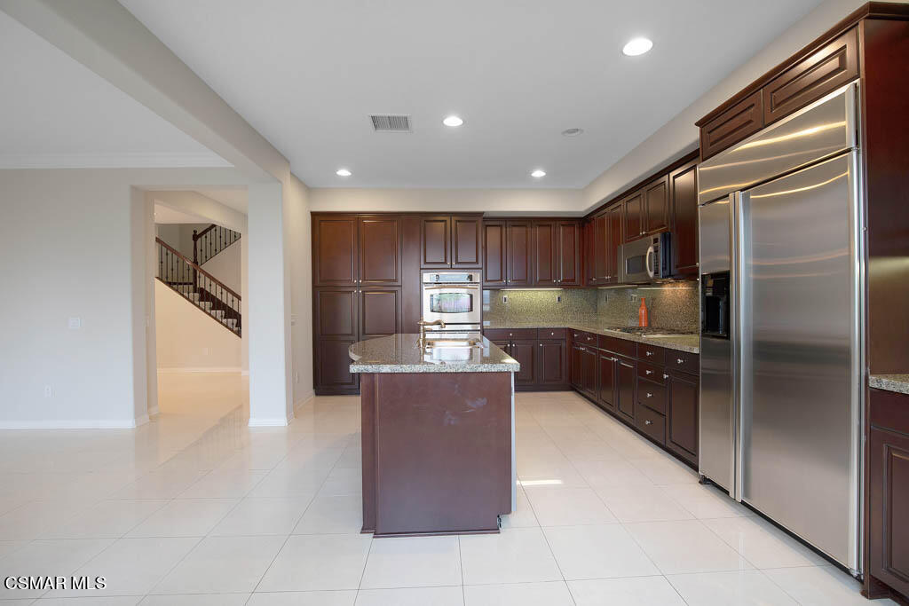 20828 Vercelli Way Porter Ranch, CA 91326 - Photo 20 of 59 20828 Vercelli Way - HsHProd-57.jpeg