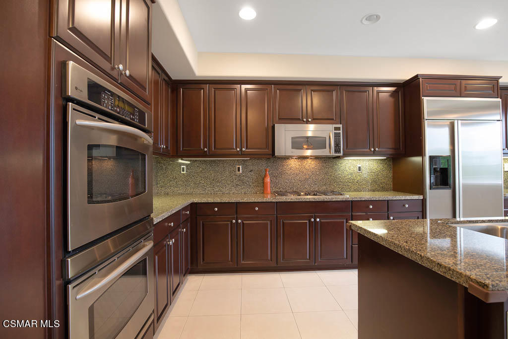 20828 Vercelli Way Porter Ranch, CA 91326 - Photo 21 of 59 20828 Vercelli Way - HsHProd-58.jpeg