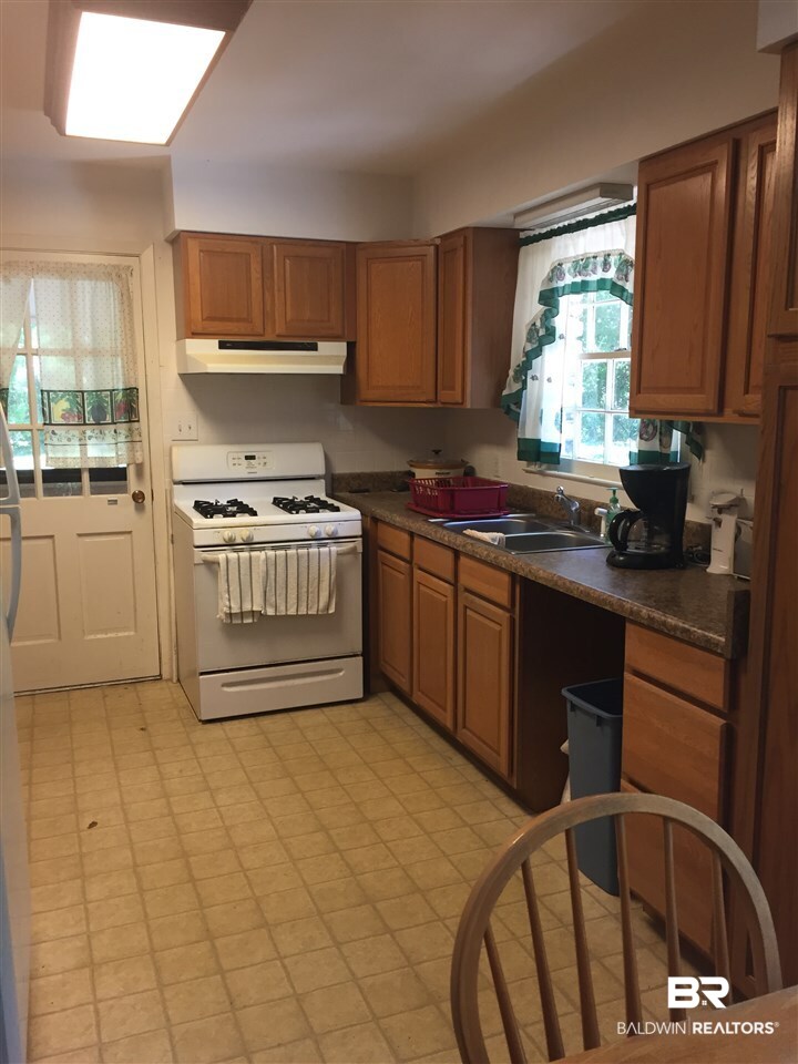 630 East Ridge Drive Foley, AL 36535 - Photo 8 of 10 Kitchen