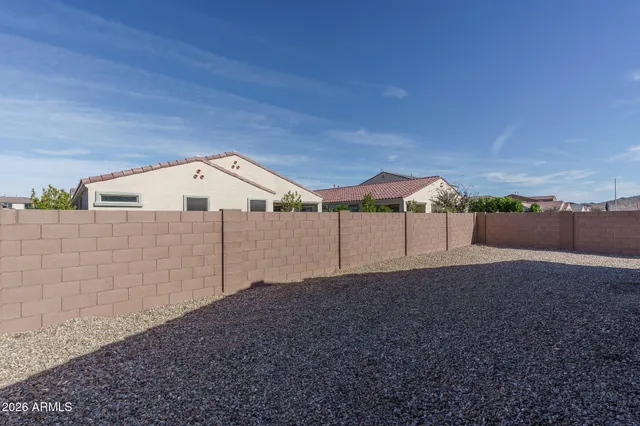 a view of a backyard