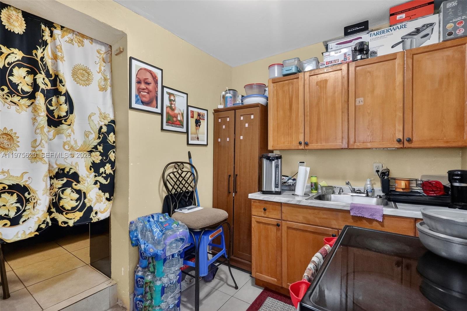 834 Northwest 115th Street Miami, FL 33168 - Photo 28 of 46 a work place with furniture and rug