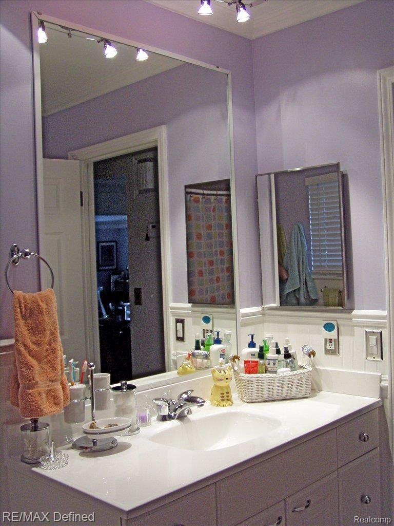 766 Miller Avenue Rochester, MI 48307 - Photo 7 of 11 Bathroom 3