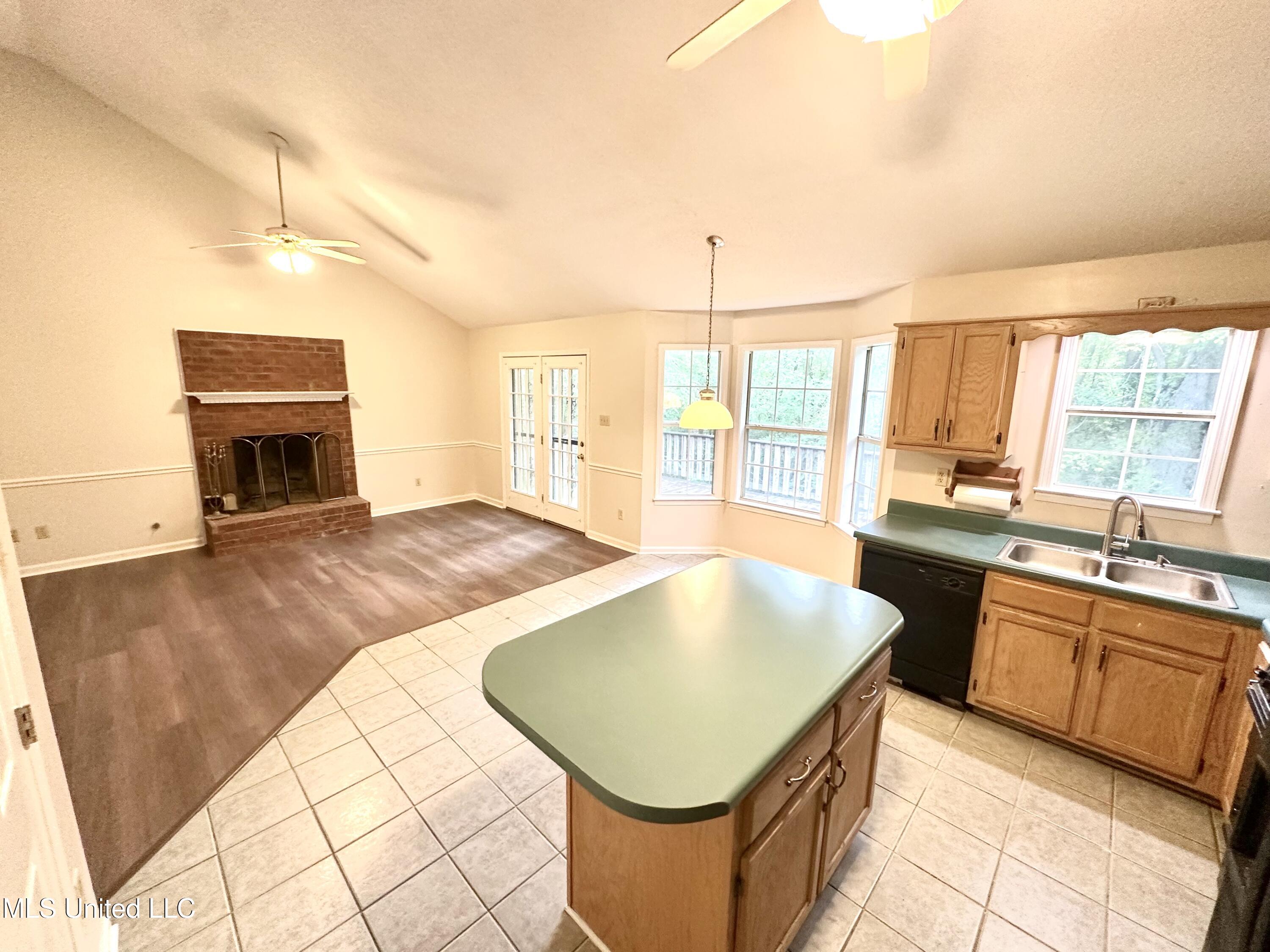 4292 Starlanding Road East Southaven, MS 38672 - Photo 4 of 23 IMG_3804