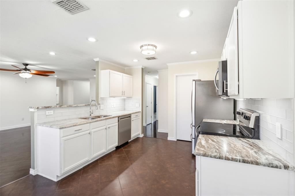 3804 McClintick Road McKinney, TX 75070 - Photo 11 of 32 a kitchen with a sink stove and refrigerator