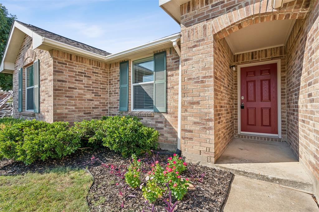 3804 McClintick Road McKinney, TX 75070 - Photo 4 of 32 a front view of a house with a yard