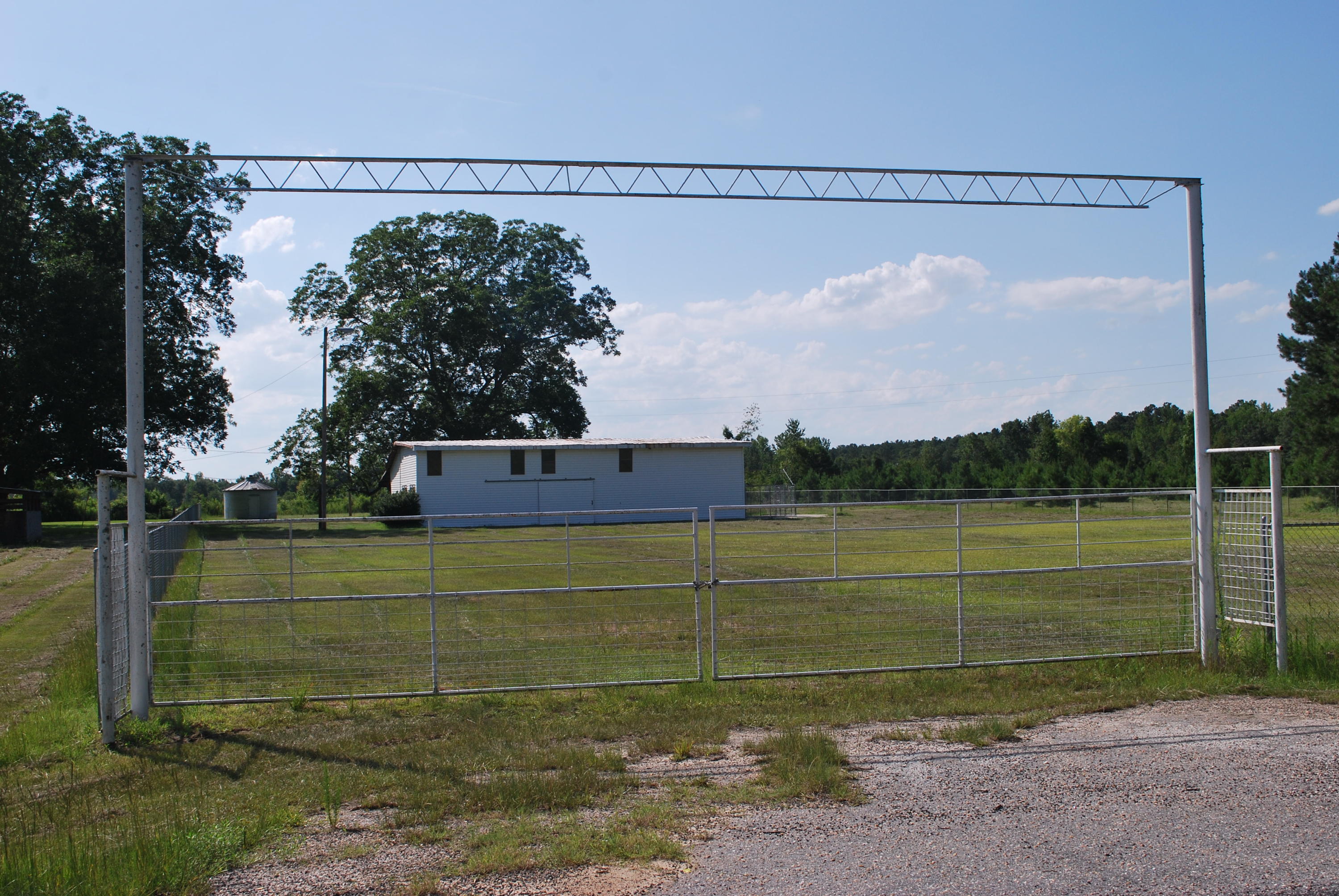 1293 Thompson Road Bennettsville, SC 29512 - Photo 4 of 20 DSC_0955