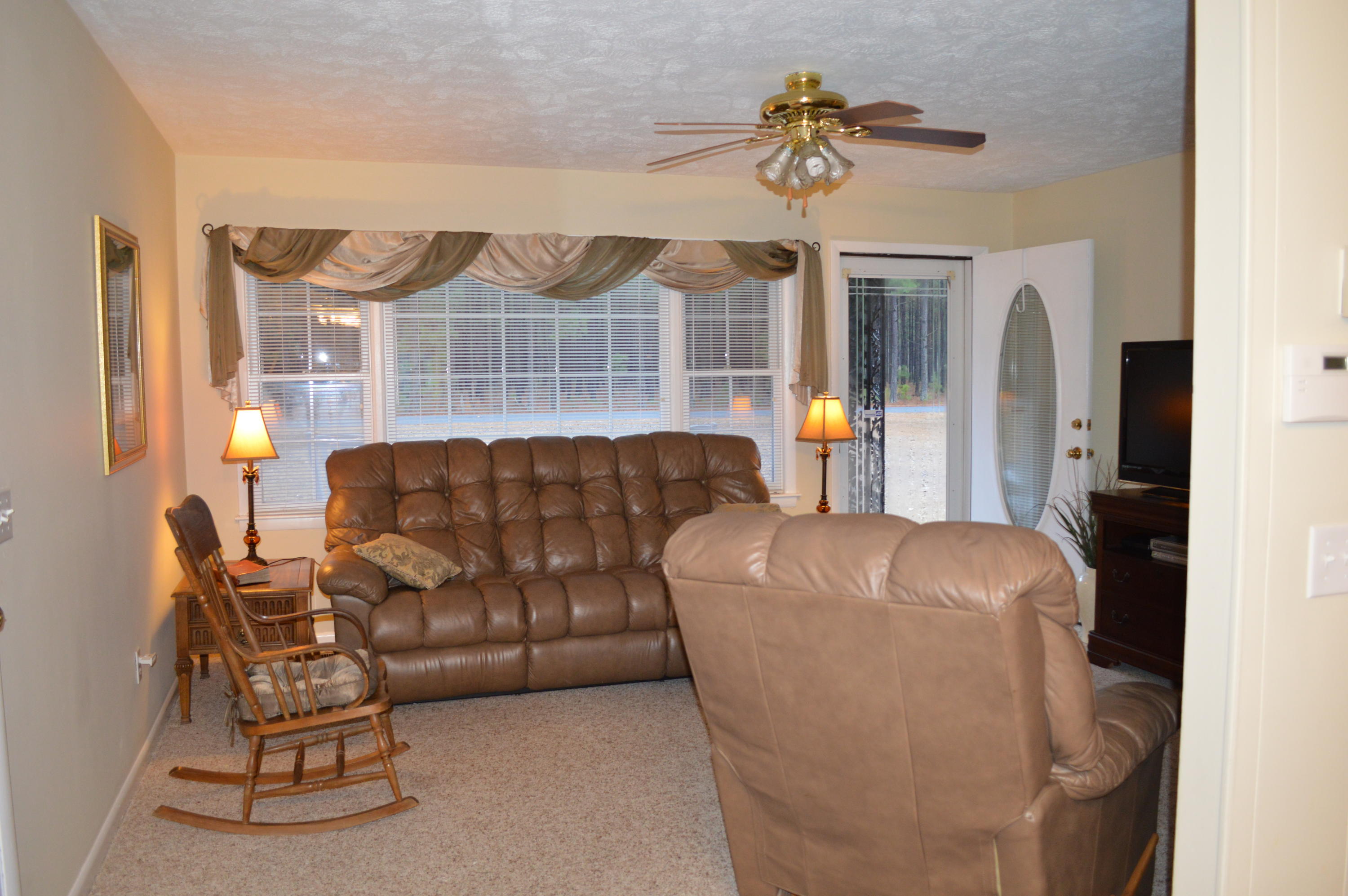 1293 Thompson Road Bennettsville, SC 29512 - Photo 6 of 20 DSC_0686
