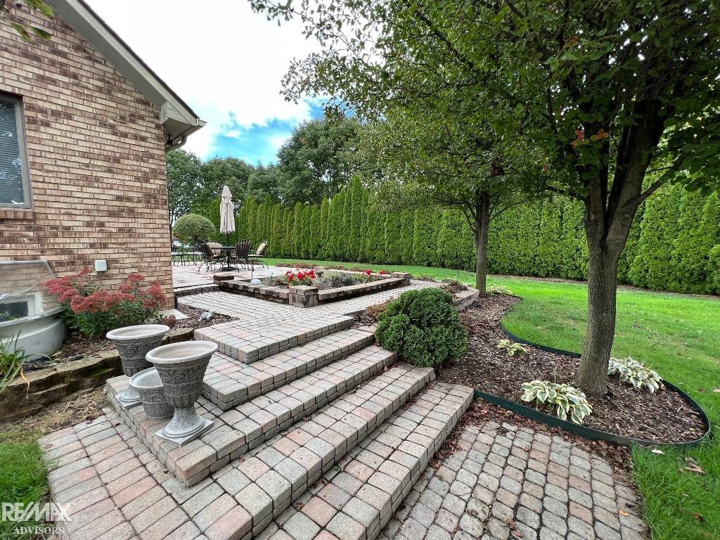 52220 Hayes Road Macomb, MI 48042 - Photo 4 of 35 50097270-3.JPG