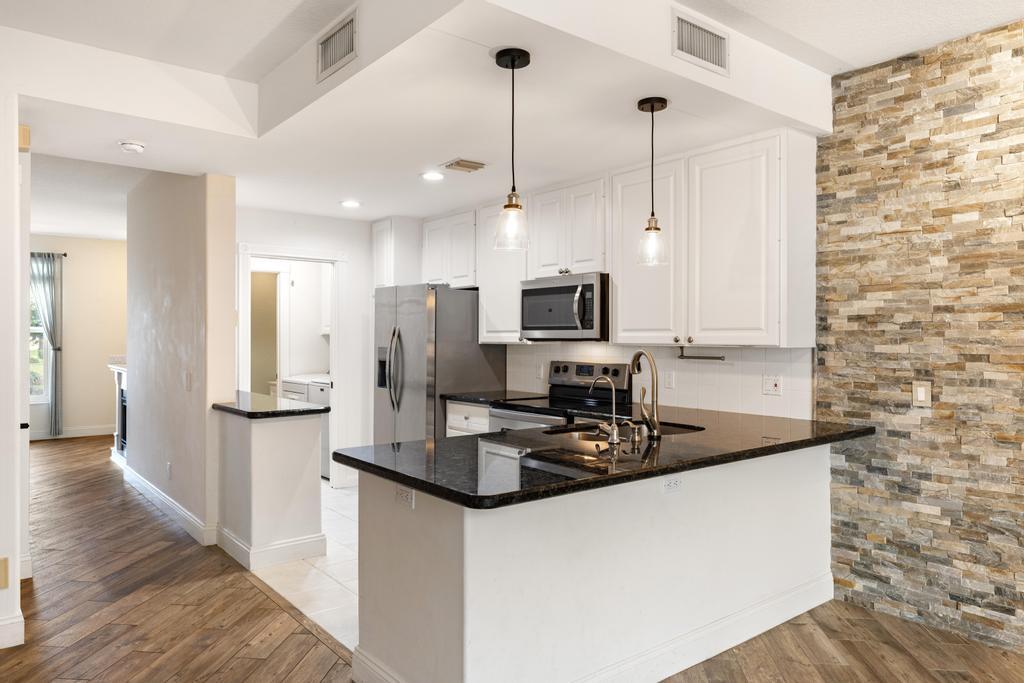 180 Freeport Drive Jupiter, FL 33458 - Photo 17 of 62 Kitchen