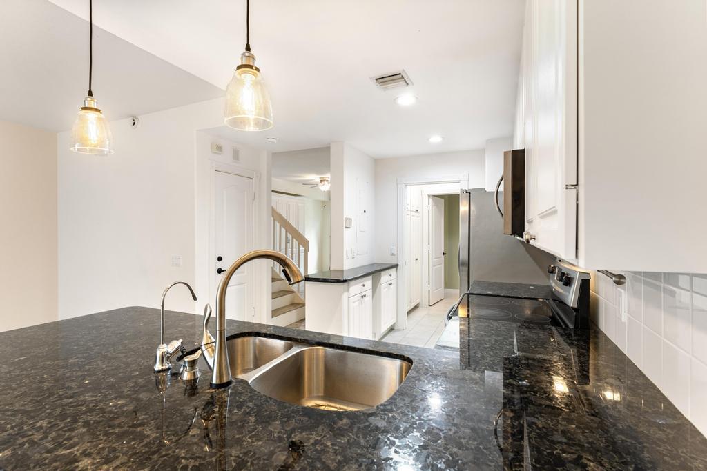 180 Freeport Drive Jupiter, FL 33458 - Photo 19 of 62 Kitchen