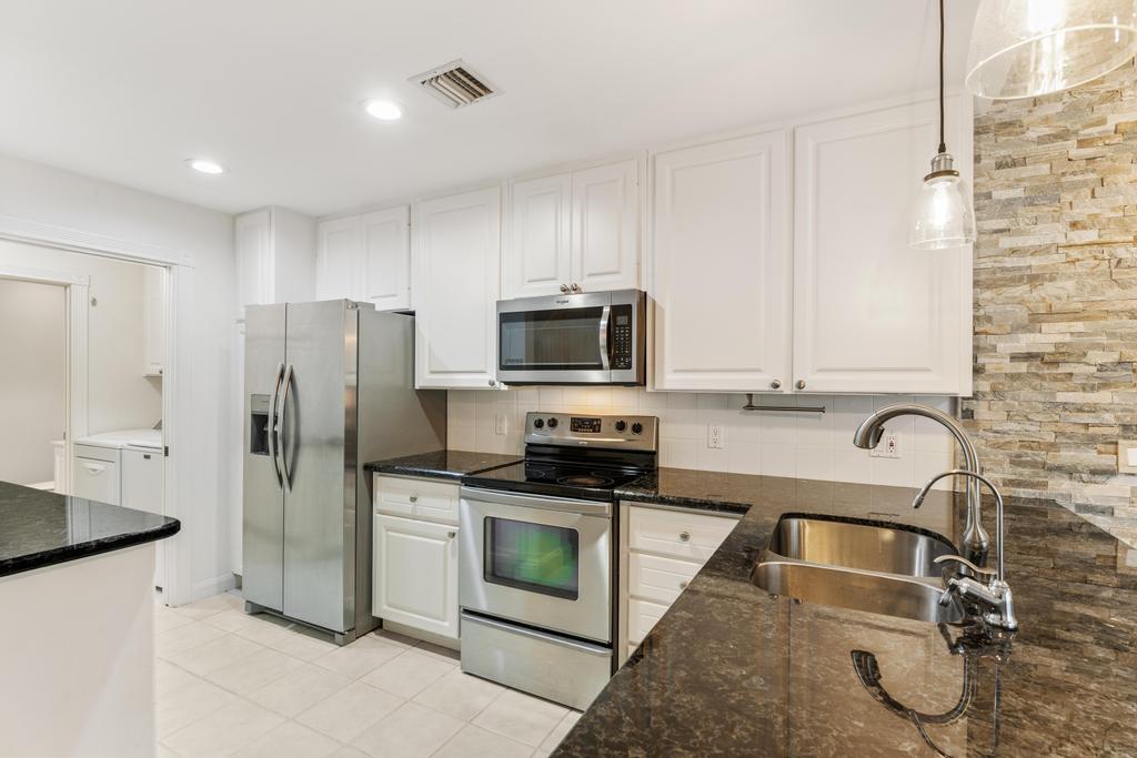 180 Freeport Drive Jupiter, FL 33458 - Photo 20 of 62 Kitchen