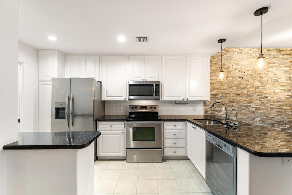 180 Freeport Drive Jupiter, FL 33458 - Photo 21 of 62 Kitchen