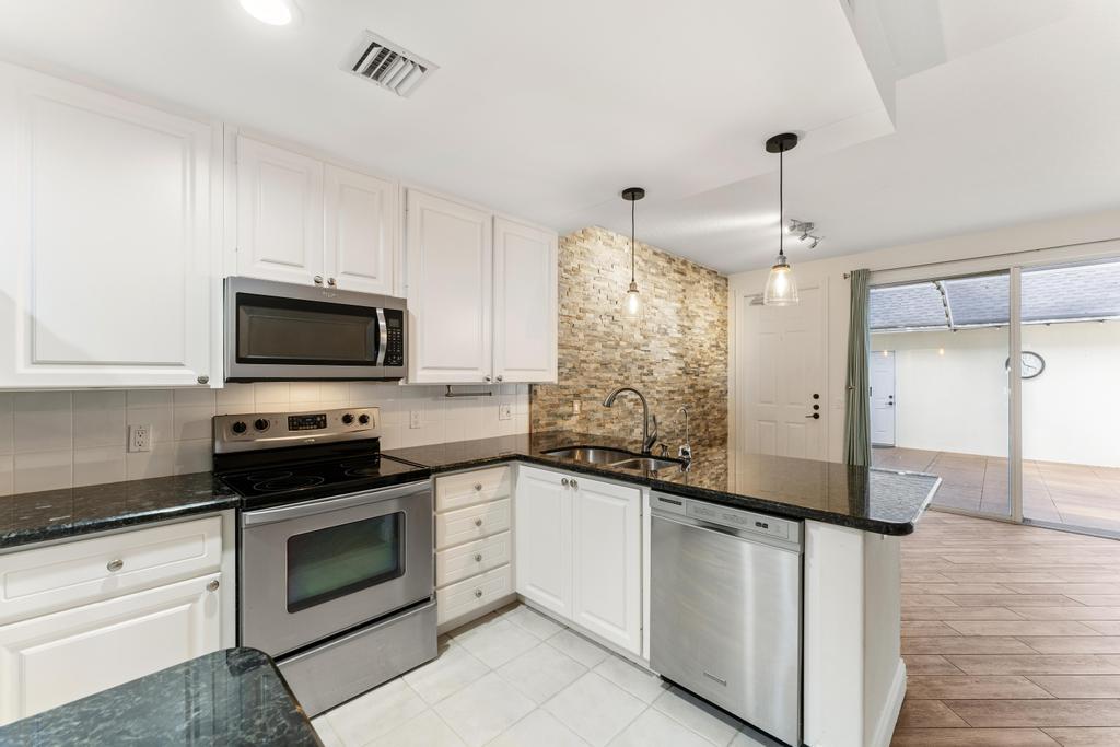 180 Freeport Drive Jupiter, FL 33458 - Photo 22 of 62 Kitchen