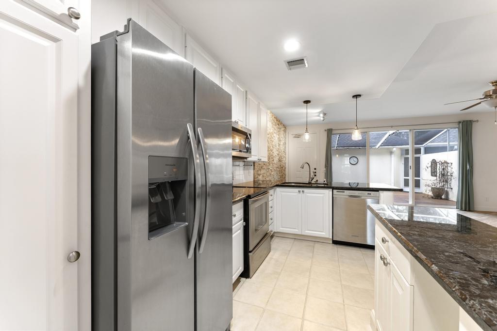 180 Freeport Drive Jupiter, FL 33458 - Photo 24 of 62 Kitchen