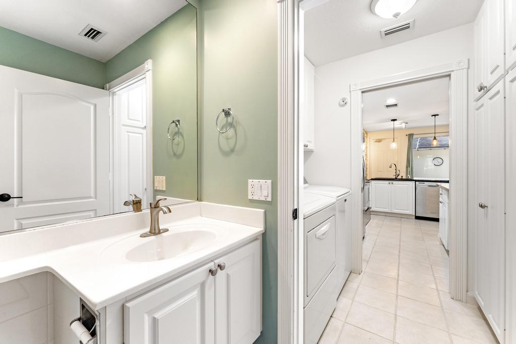 180 Freeport Drive Jupiter, FL 33458 - Photo 28 of 62 Powder Room