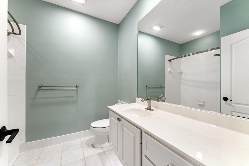 180 Freeport Drive Jupiter, FL 33458 - Photo 41 of 62 Guest Bath