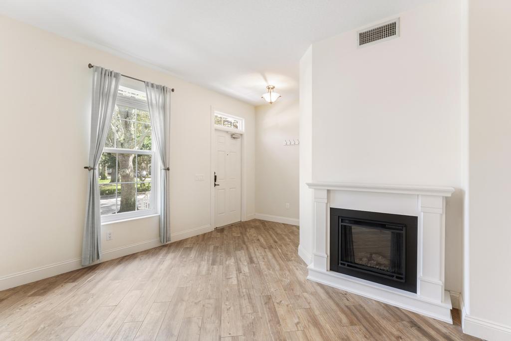 180 Freeport Drive Jupiter, FL 33458 - Photo 7 of 62 Living Room
