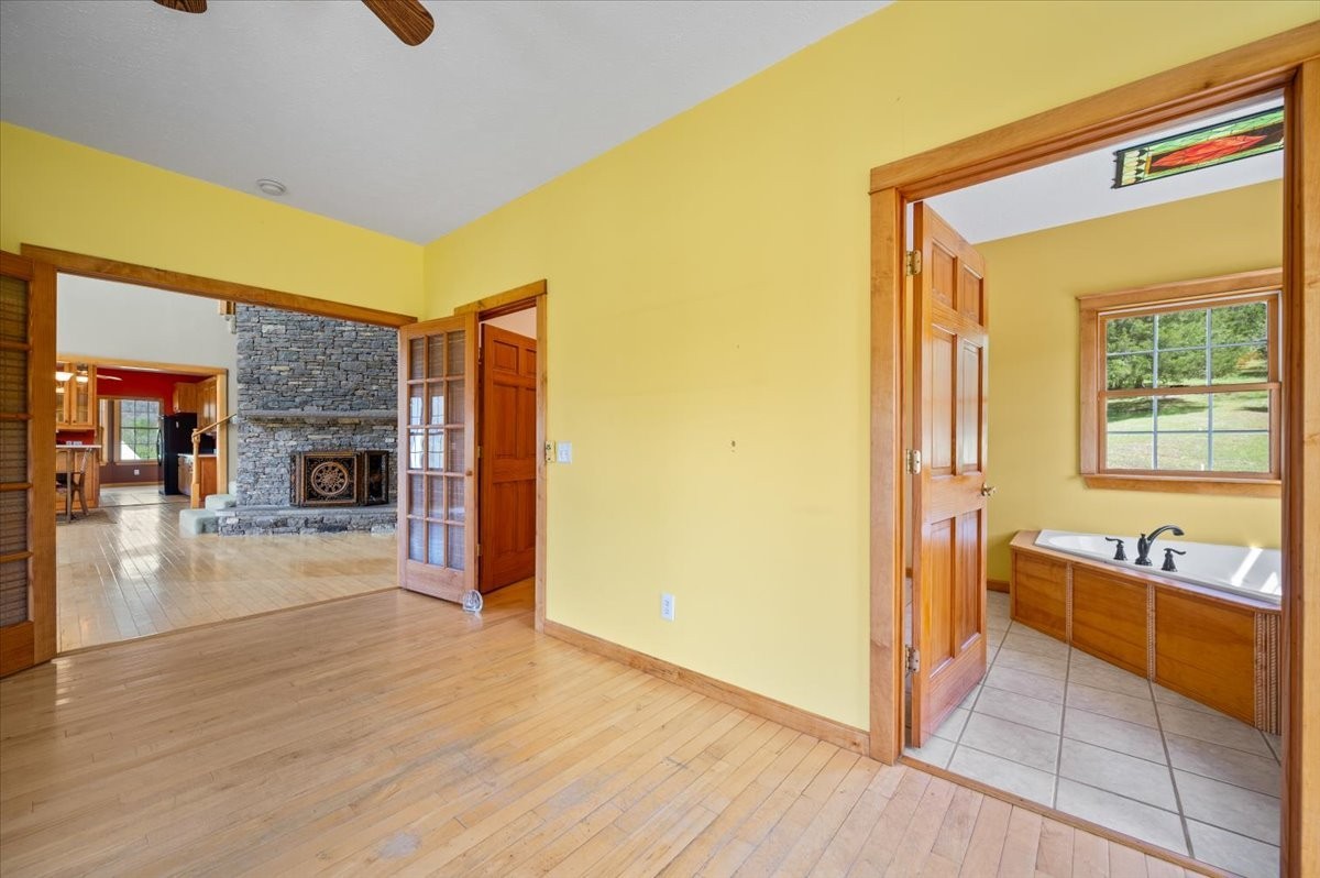 216 Old Wolf Hill Road Bethpage, TN 37022 - Photo 20 of 70 a spacious bathroom with a tub and a large window
