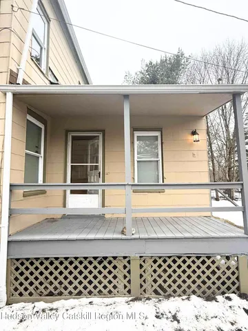 a black and white photo of a building