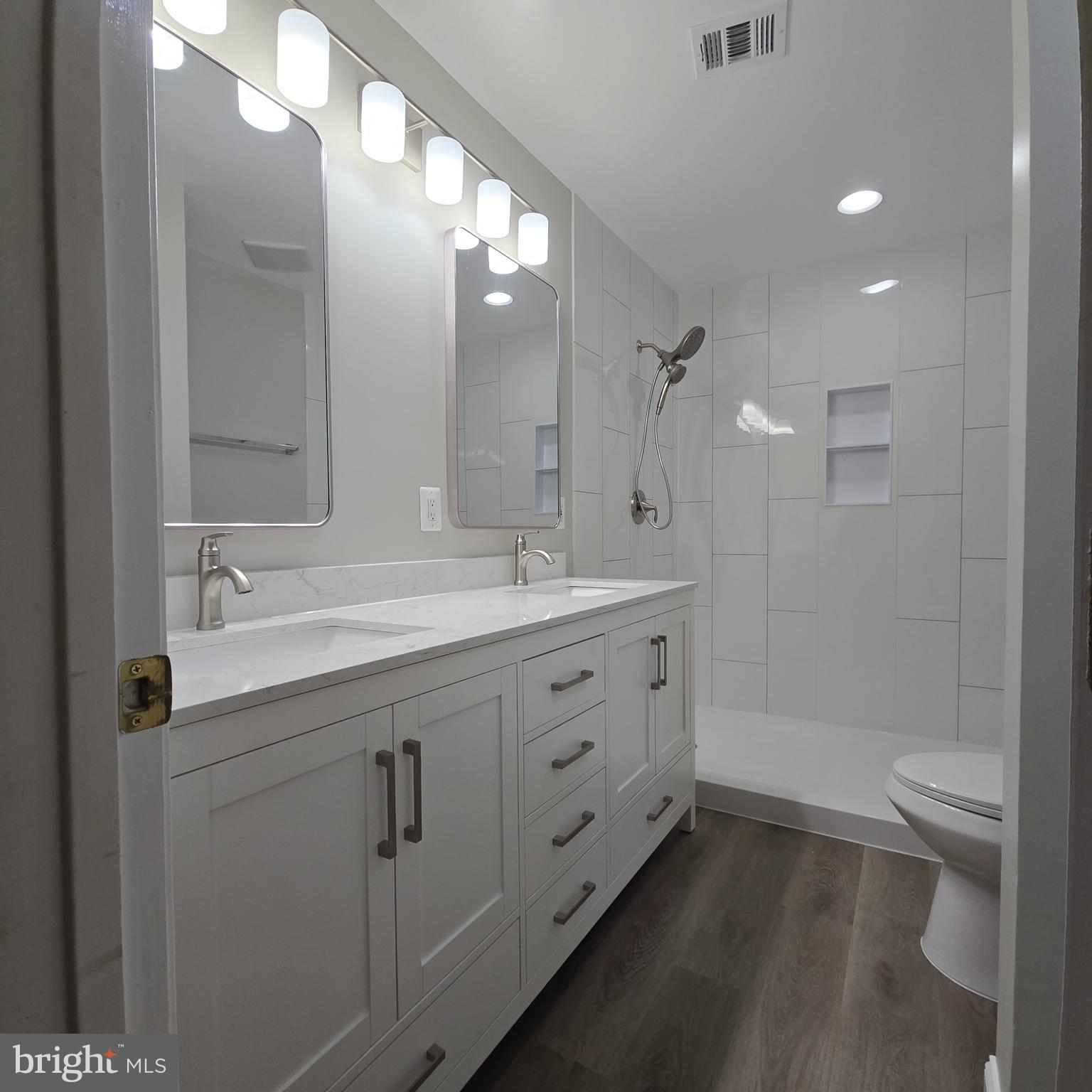 43099 Hunters Green Square Broadlands, VA 20148 - Photo 2 of 2 Freshly remodeled Main Bath retreat