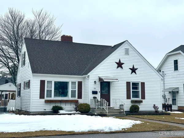 $205,500 | 712 15th Street South, Escanaba, MI 49829