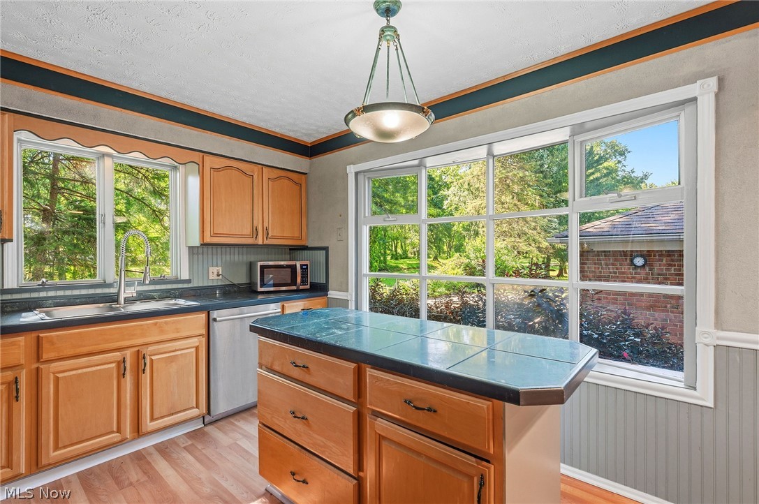 6832 Hillside Road Independence, OH 44131 - Photo 11 of 44 Kitchen with bay window overlooking back yard