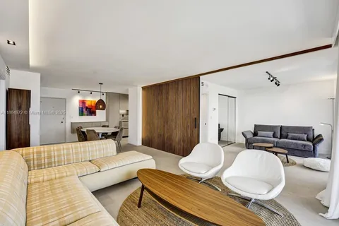 $4,900 | 5555 Collins Avenue, Unit 6H, Miami Beach, FL 33140