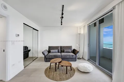 $4,900 | 5555 Collins Avenue, Unit 6H, Miami Beach, FL 33140