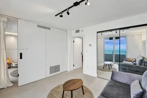 $4,900 | 5555 Collins Avenue, Unit 6H, Miami Beach, FL 33140