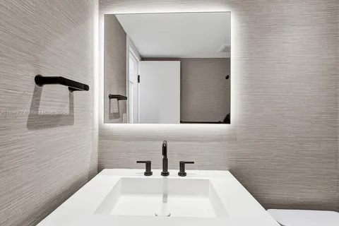 $4,900 | 5555 Collins Avenue, Unit 6H, Miami Beach, FL 33140