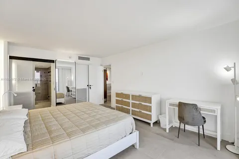 $4,900 | 5555 Collins Avenue, Unit 6H, Miami Beach, FL 33140