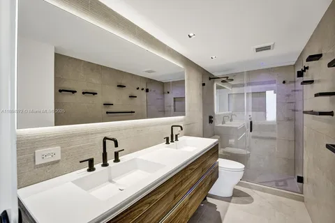 $4,900 | 5555 Collins Avenue, Unit 6H, Miami Beach, FL 33140