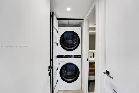 $4,900 | 5555 Collins Avenue, Unit 6H, Miami Beach, FL 33140