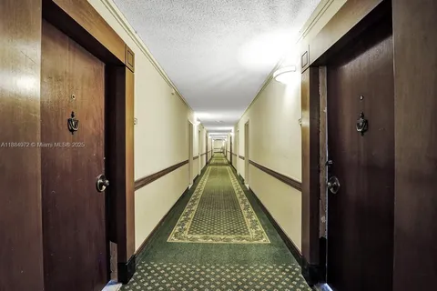 $4,900 | 5555 Collins Avenue, Unit 6H, Miami Beach, FL 33140