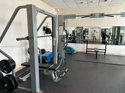 $4,900 | 5555 Collins Avenue, Unit 6H, Miami Beach, FL 33140