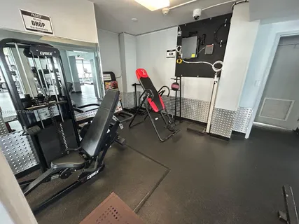 $4,900 | 5555 Collins Avenue, Unit 6H, Miami Beach, FL 33140