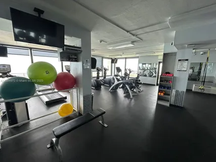 $4,900 | 5555 Collins Avenue, Unit 6H, Miami Beach, FL 33140