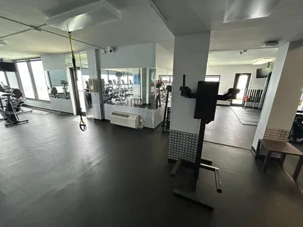 $4,900 | 5555 Collins Avenue, Unit 6H, Miami Beach, FL 33140