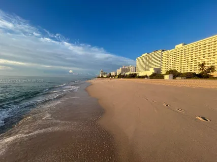 $4,900 | 5555 Collins Avenue, Unit 6H, Miami Beach, FL 33140