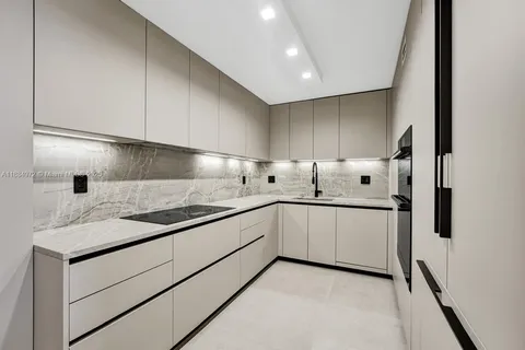 $4,900 | 5555 Collins Avenue, Unit 6H, Miami Beach, FL 33140