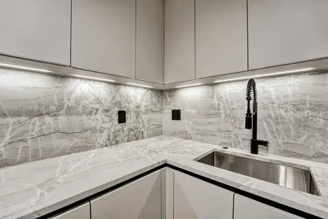 $4,900 | 5555 Collins Avenue, Unit 6H, Miami Beach, FL 33140