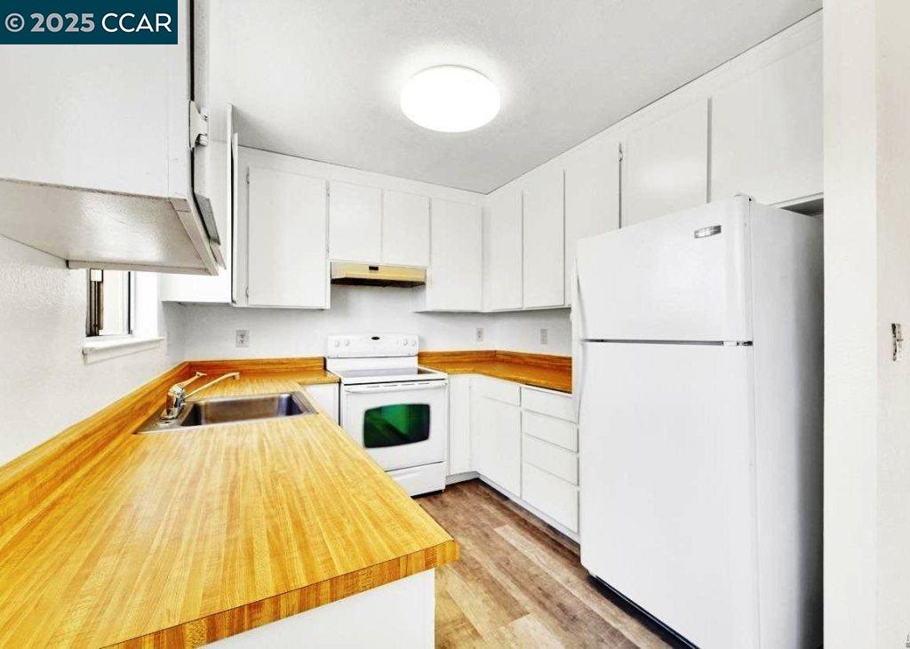 3712 Willow Pass Road, Unit 32 Concord, CA 94519 - Photo 6 of 20 a kitchen with a refrigerator a stove and a sink