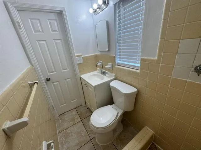 $995 | 316 Northeast 3rd Street, Unit 2, Hallandale Beach, FL 33009