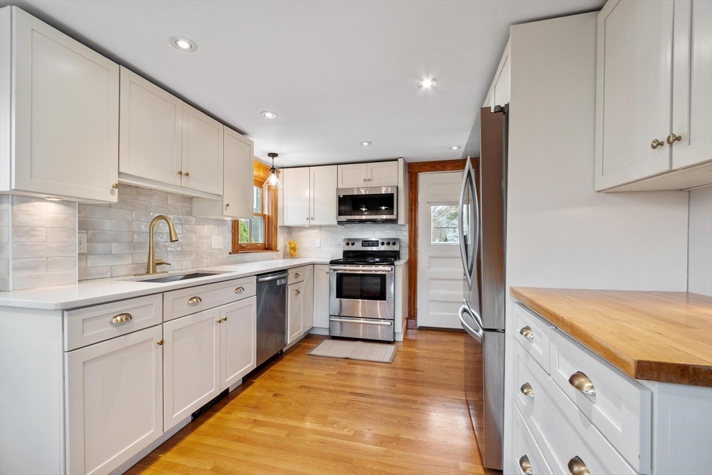 2 Lakeview Avenue Reading, MA 01867 - Photo 10 of 38