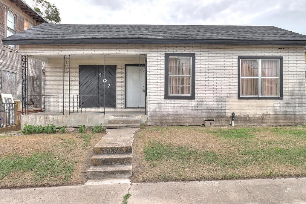 907 Laredo Street Corpus Christi, TX 78401 - Photo 1 of 34