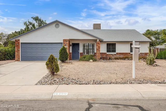 a front view of house with garage and yard