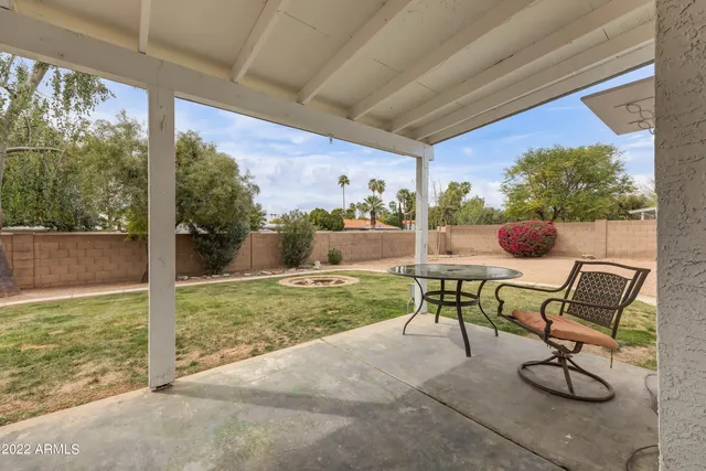 a view of a backyard